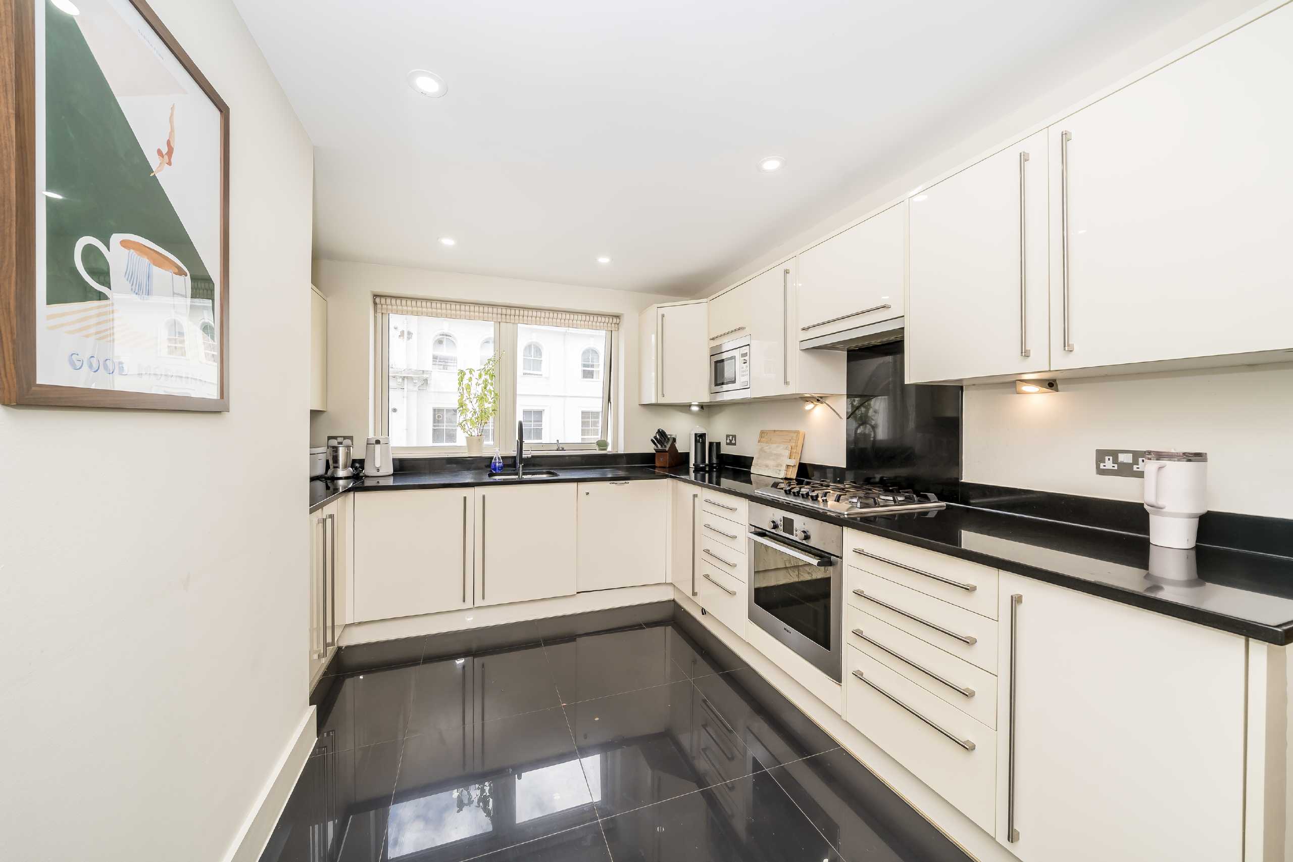Flat Kensington Gardens Square in City of Westminster