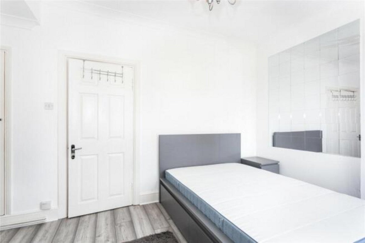 Flat Upper Berkeley Street in City of Westminster