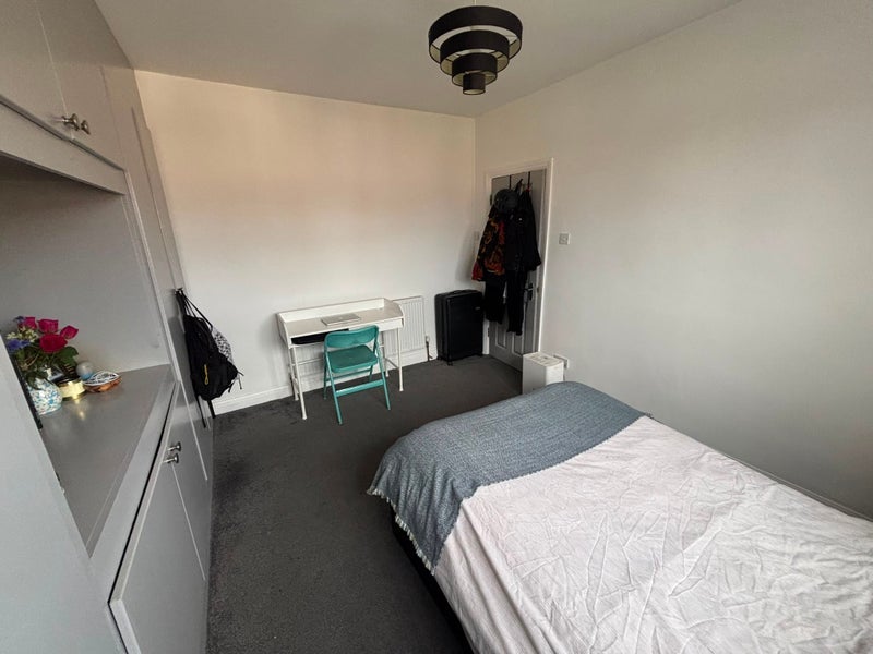 Room Abercairn Road in Greater London