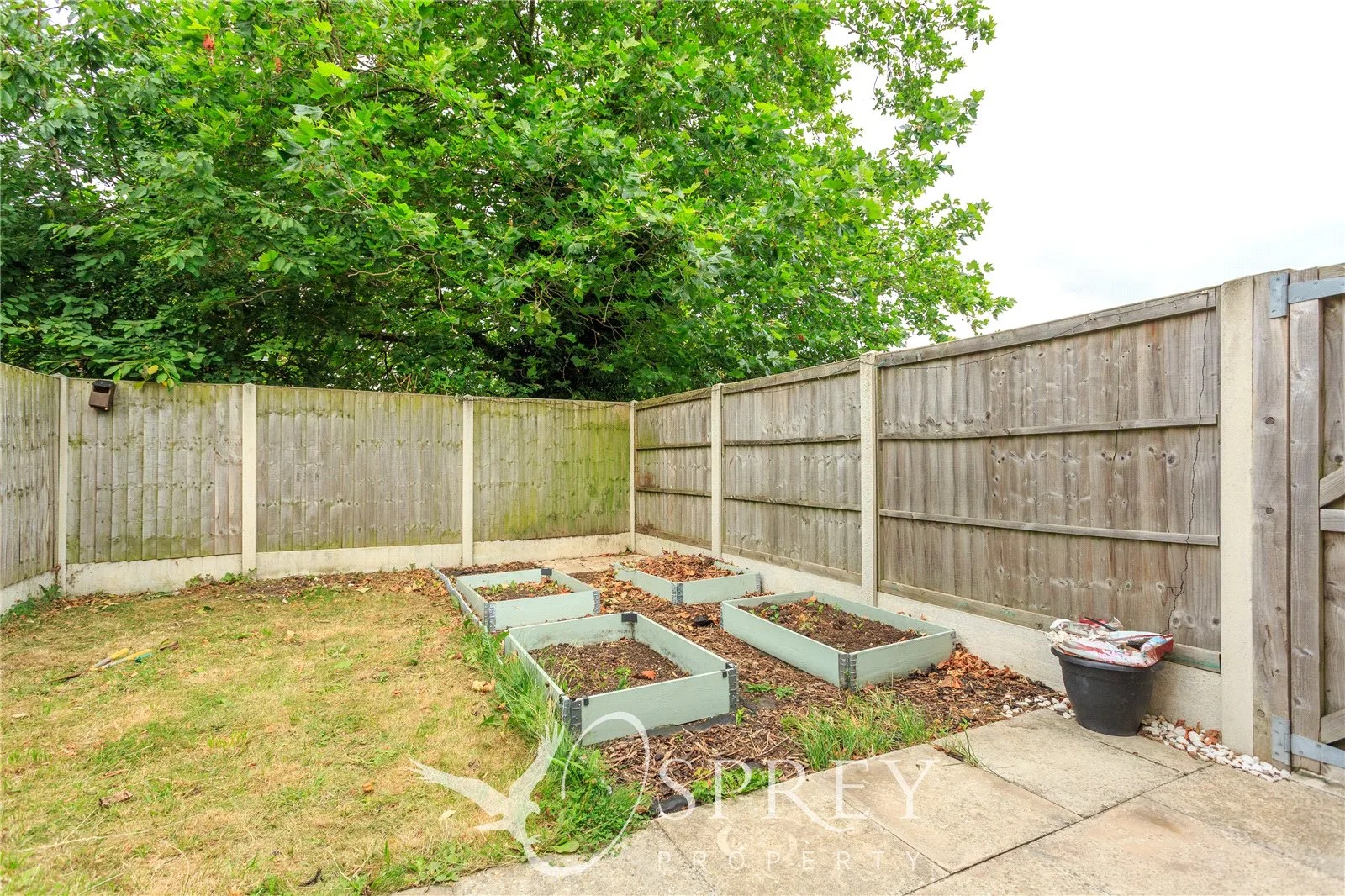 Flat Redworth Court in Leeds