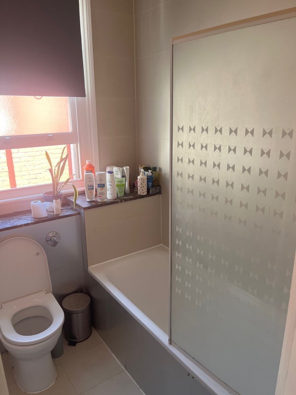 Room Whymark Avenue in Greater London
