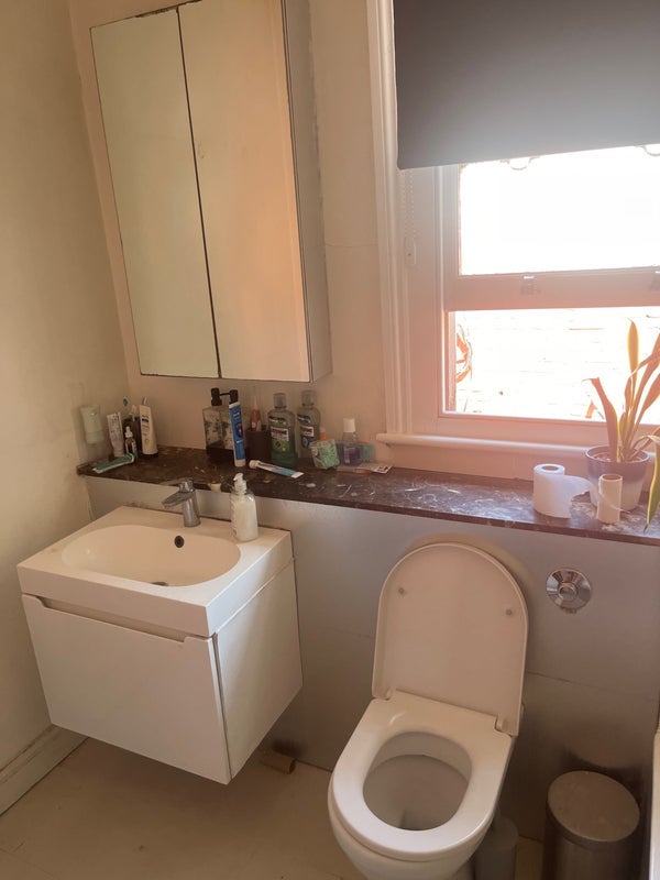 Room Whymark Avenue in Greater London