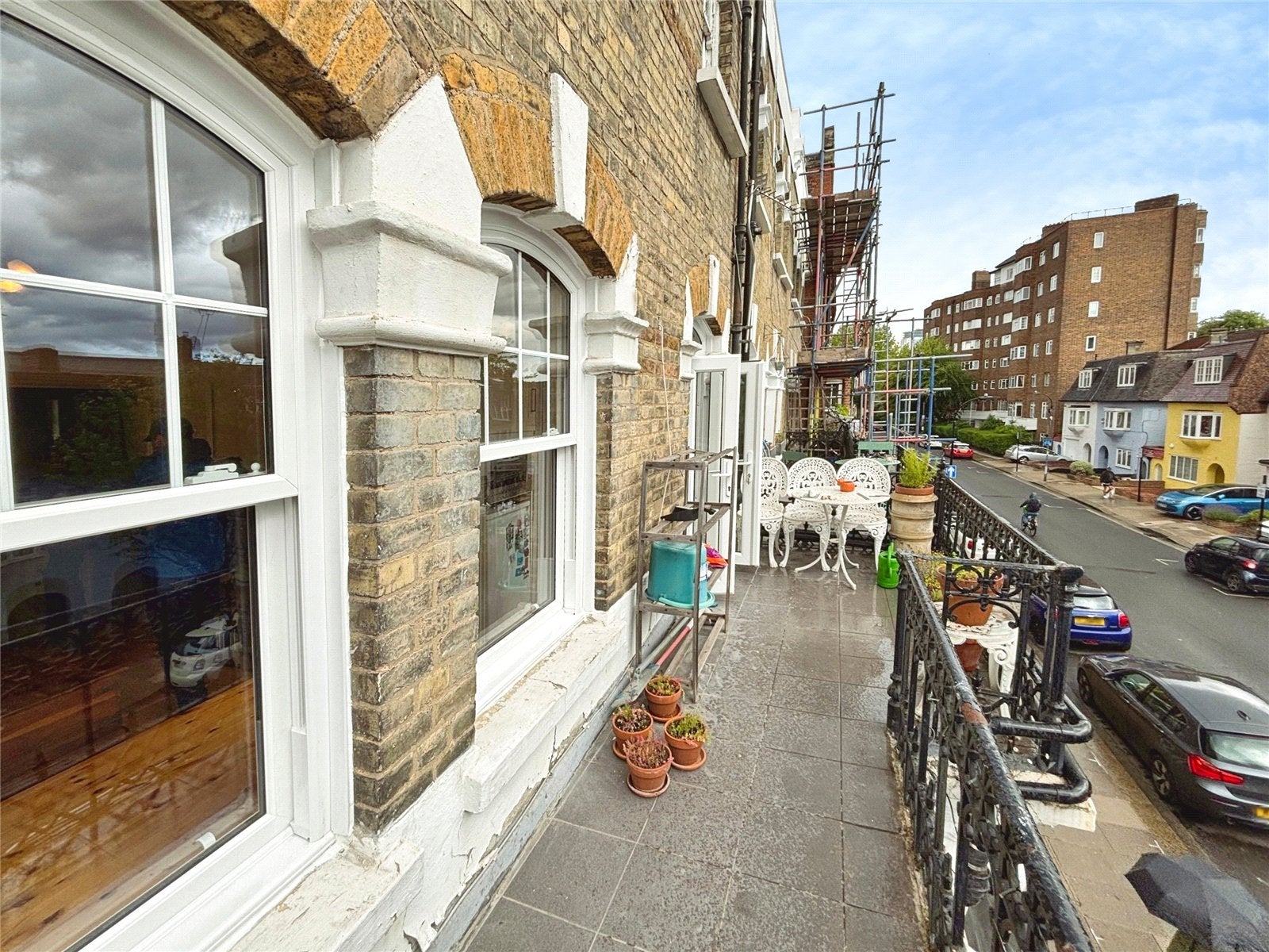 Flat Baron's Court Road in Greater London