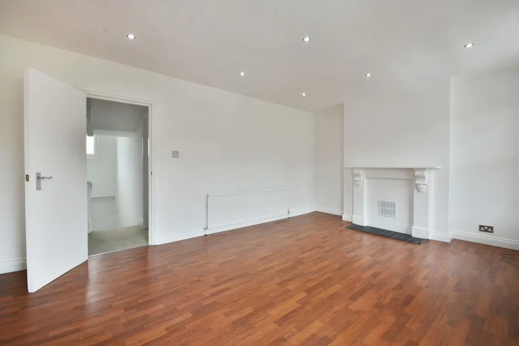 Flat Digby Crescent in Greater London