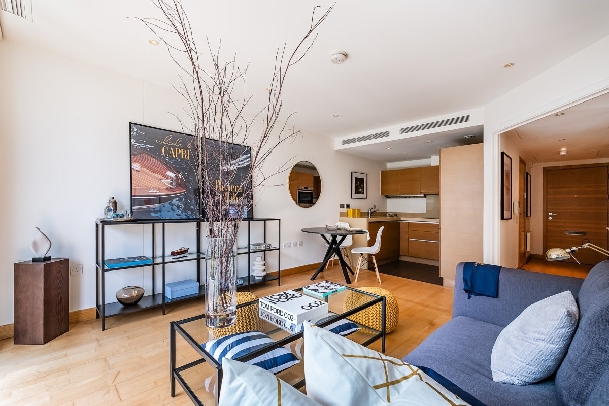 Flat Queenstown Road in Greater London