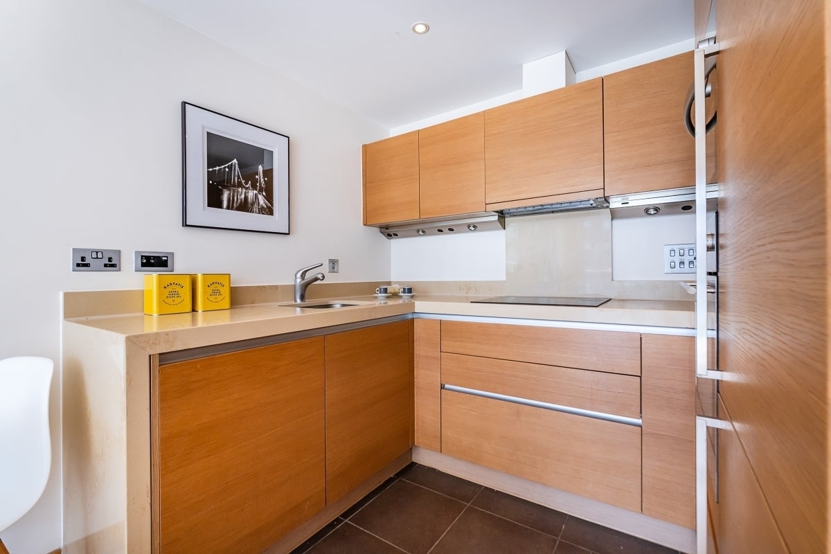 Flat Queenstown Road in Greater London