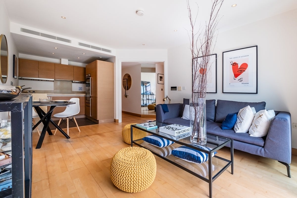 Flat Queenstown Road in Greater London
