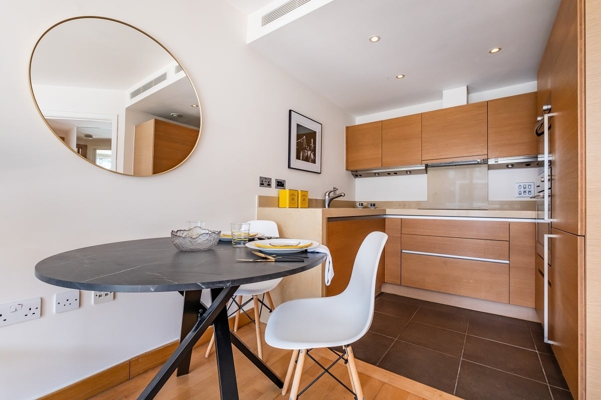 Flat Queenstown Road in Greater London
