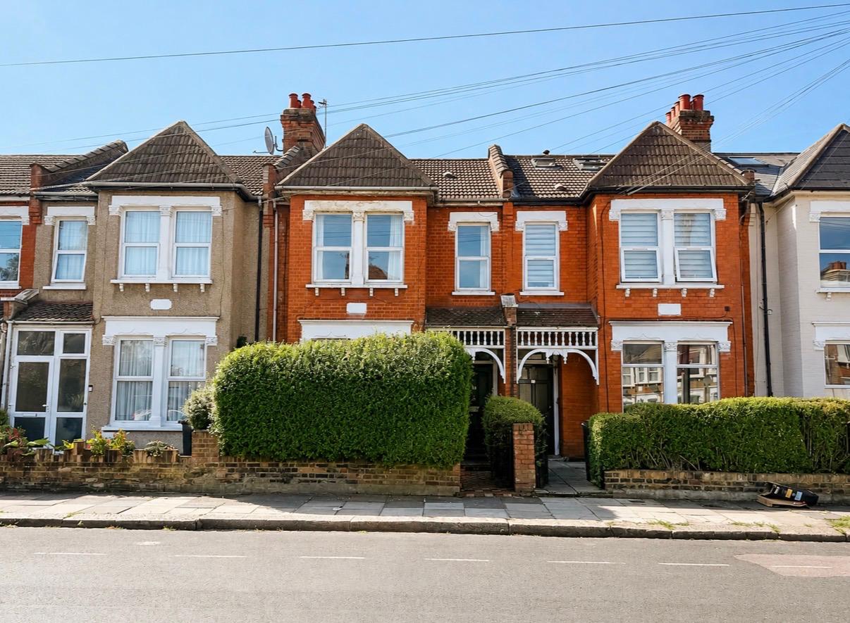 Flat Mannock Road in Greater London