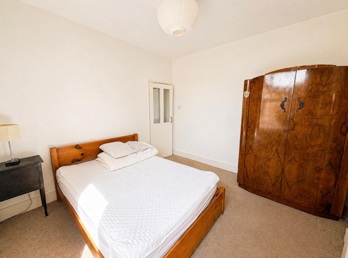 Flat Mannock Road in Greater London