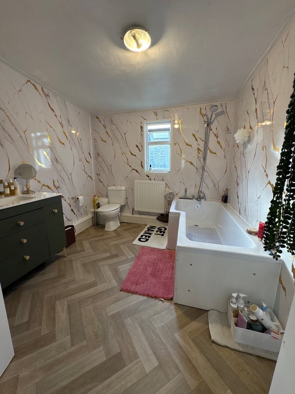 Room Haselbury Road in Greater London