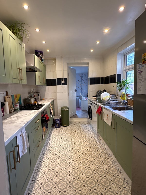 Room Haselbury Road in Greater London