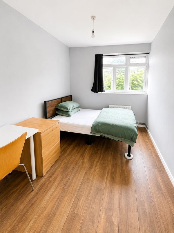 Room Wyllen Close in Greater London