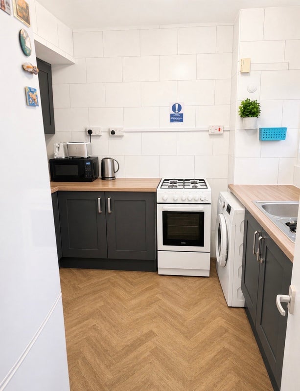 Room Wyllen Close in Greater London