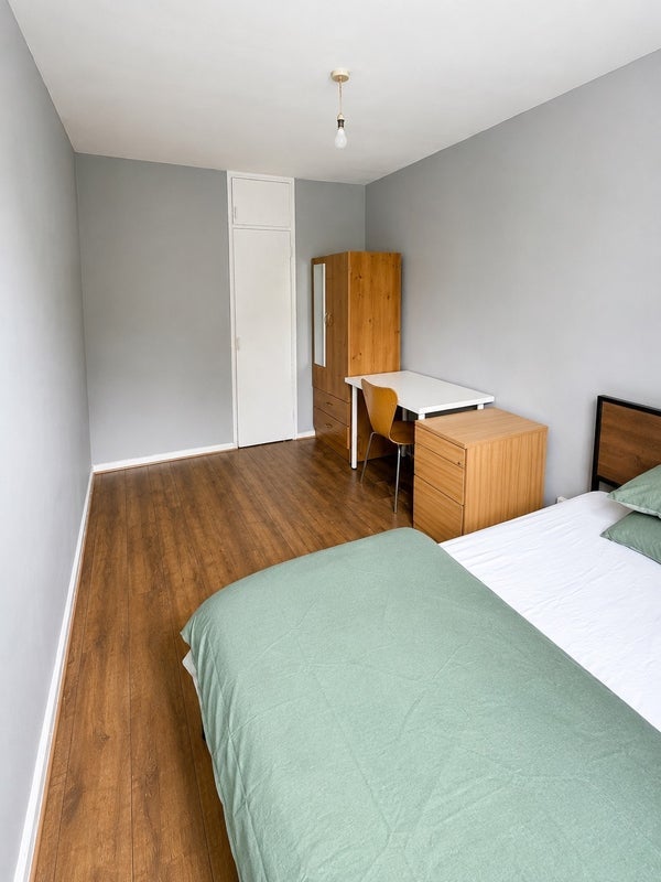 Room Wyllen Close in Greater London