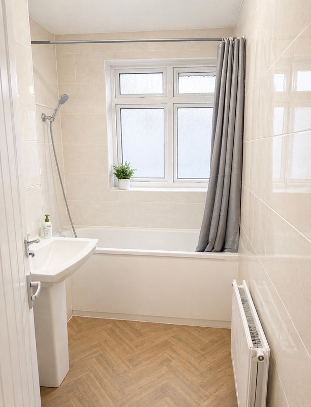 Room Wyllen Close in Greater London