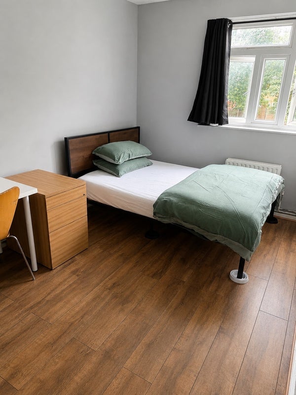 Room Wyllen Close in Greater London