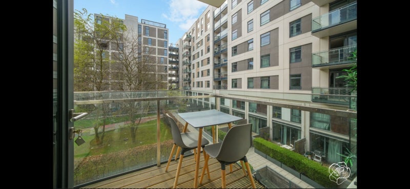 Flat Scarlet Close in Greater London