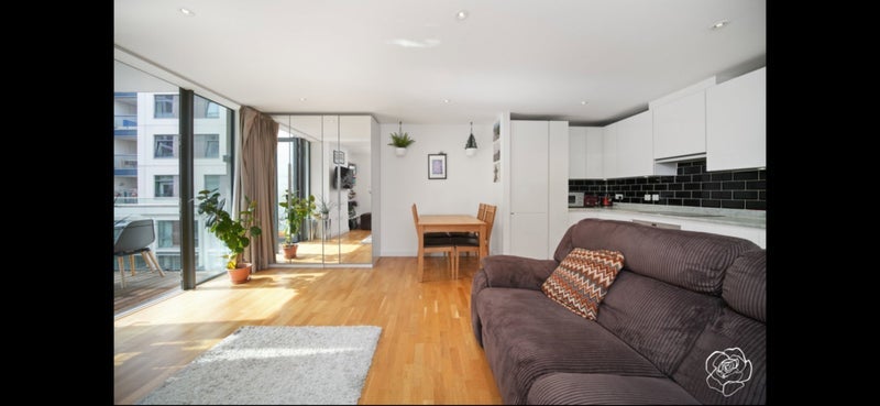 Flat Scarlet Close in Greater London