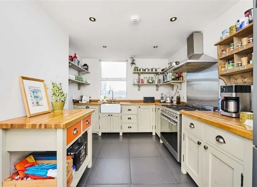 Flat Drakefell Road in Greater London