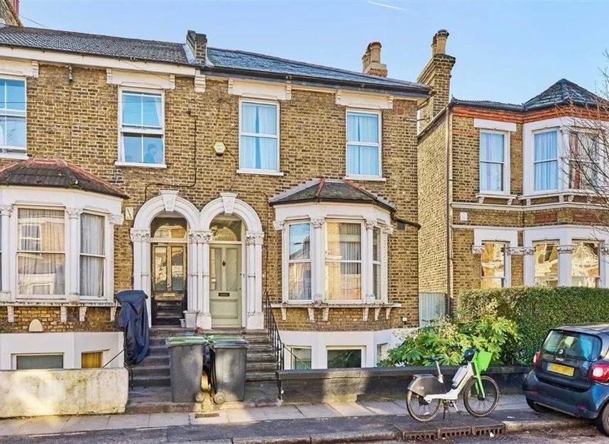Flat Drakefell Road in Greater London