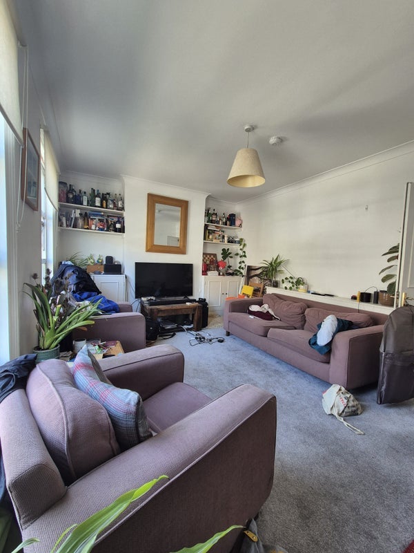 Room Ferndale Road in Greater London