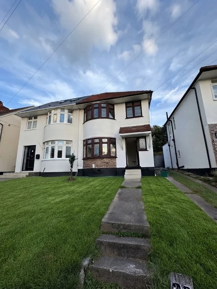House Oakdene Avenue in Greater London
