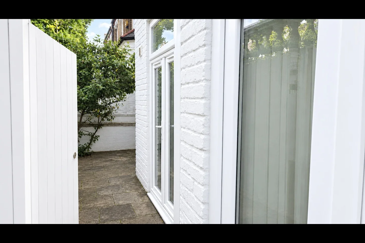 Flat Acton Lane in Greater London