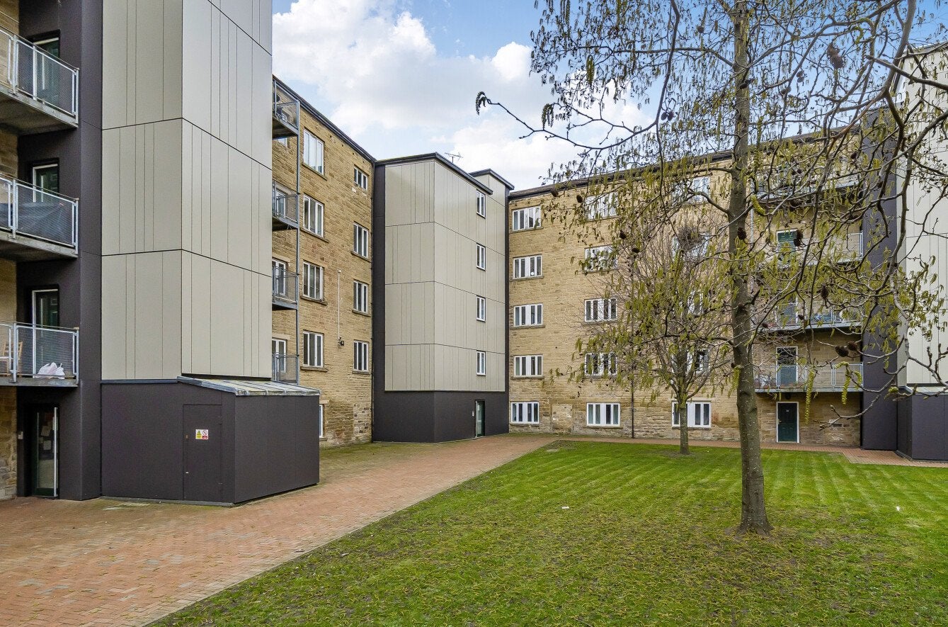 Flat Meanwood Road in Leeds