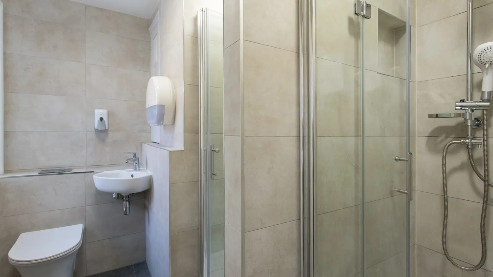 Room Penywern Road in Greater London