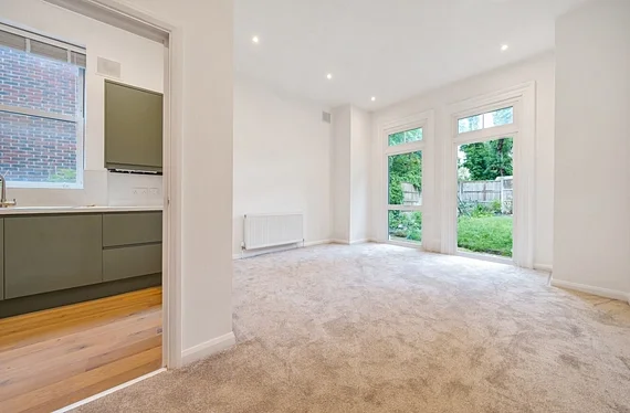 Flat Wakefield Gardens in Greater London
