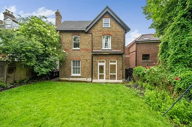 Flat Wakefield Gardens in Greater London