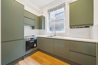 Flat Wakefield Gardens in Greater London