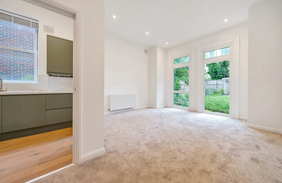 Flat Wakefield Gardens in Greater London
