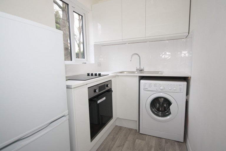 Flat Oriental Road in Woking