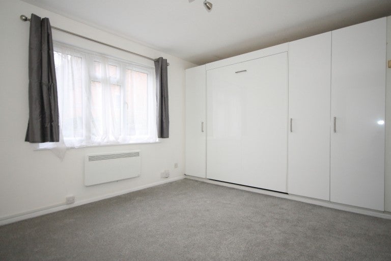 Flat Oriental Road in Woking