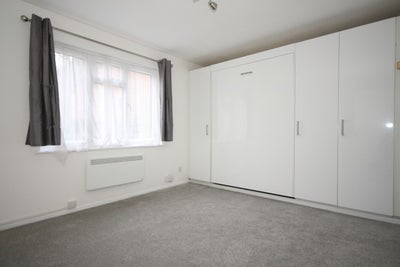 Flat Oriental Road in Woking