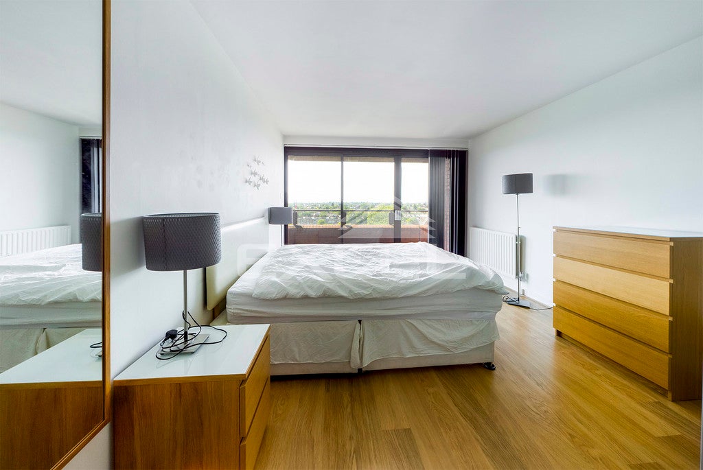 Flat Dobson Close in Greater London