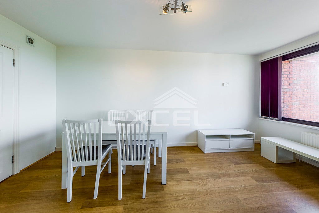 Flat Dobson Close in Greater London