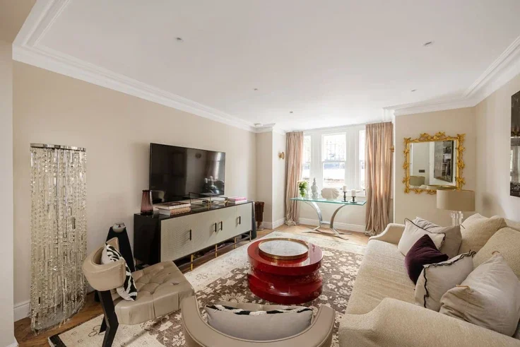 House Alexandra Avenue in Greater London