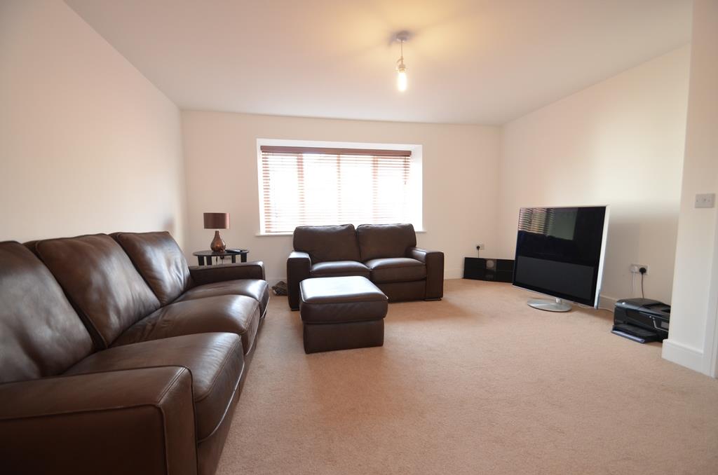 Flat Wren Lane in Greater London