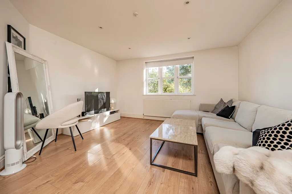 Flat Snowden Avenue in Greater London