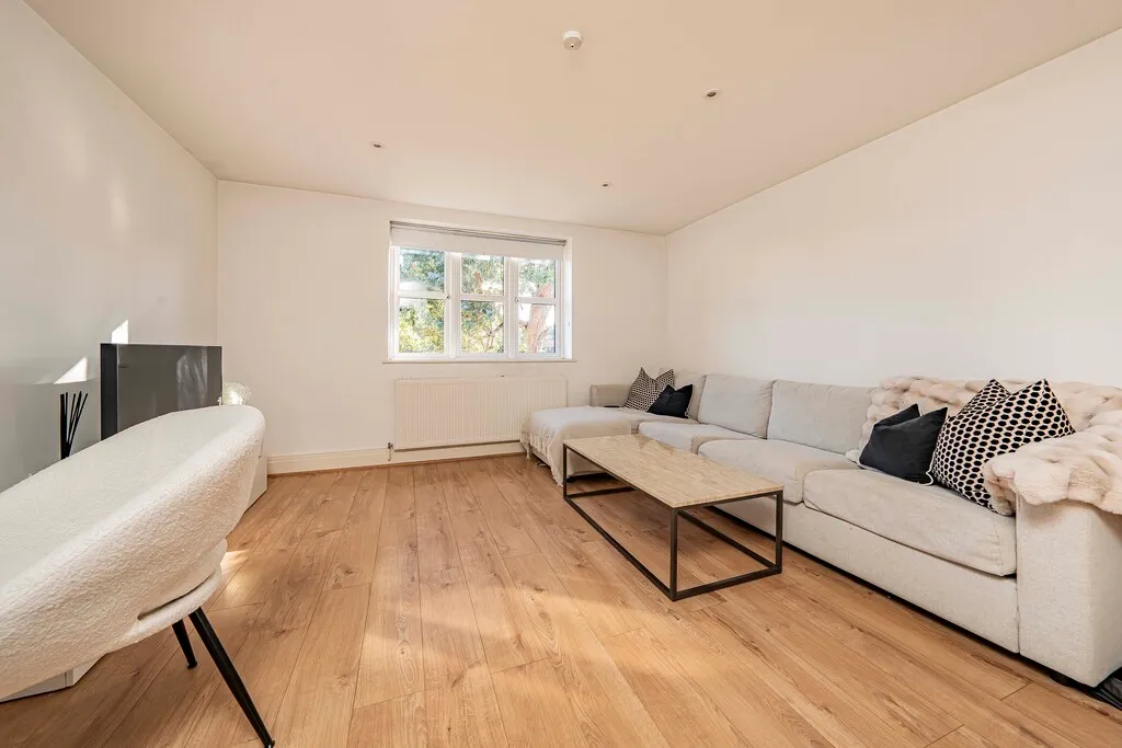 Flat Snowden Avenue in Greater London