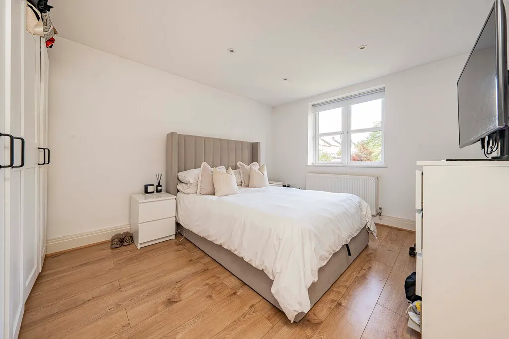Flat Snowden Avenue in Greater London