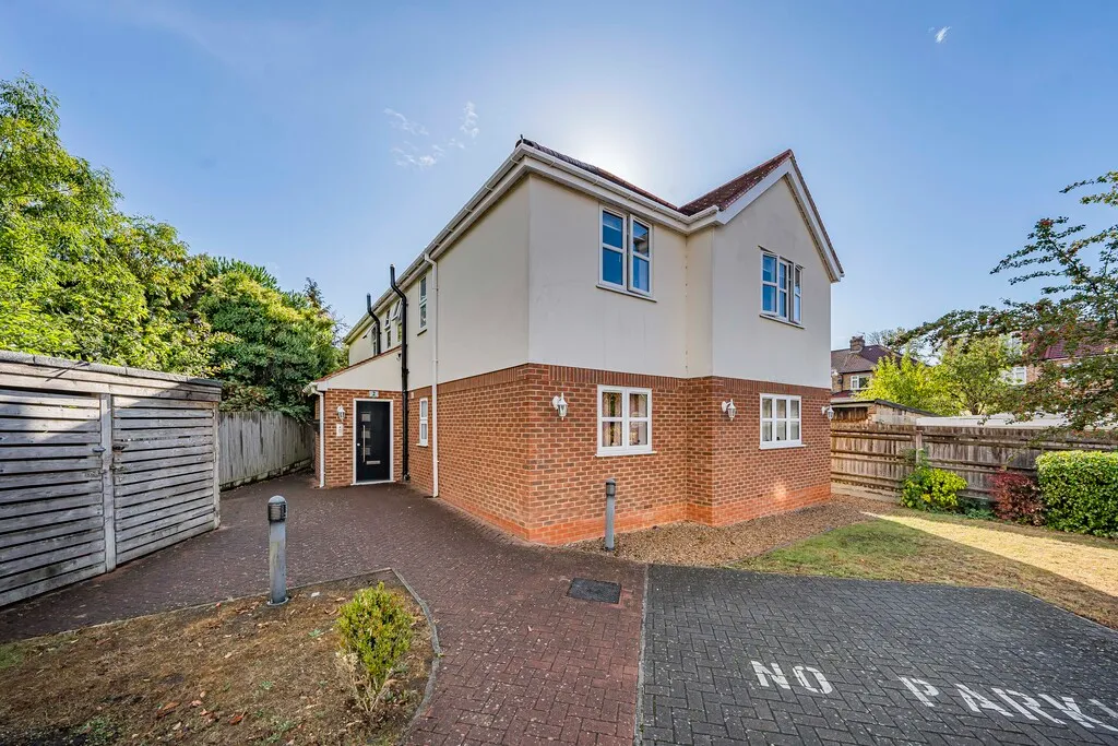 Flat Snowden Avenue in Greater London