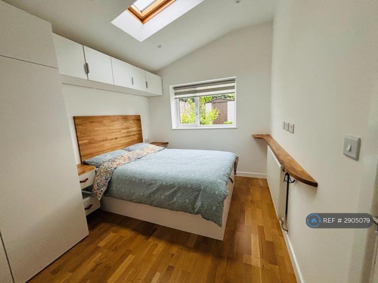 Room Prince Charles Avenue in Derby