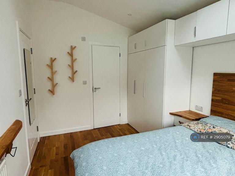Room Prince Charles Avenue in Derby