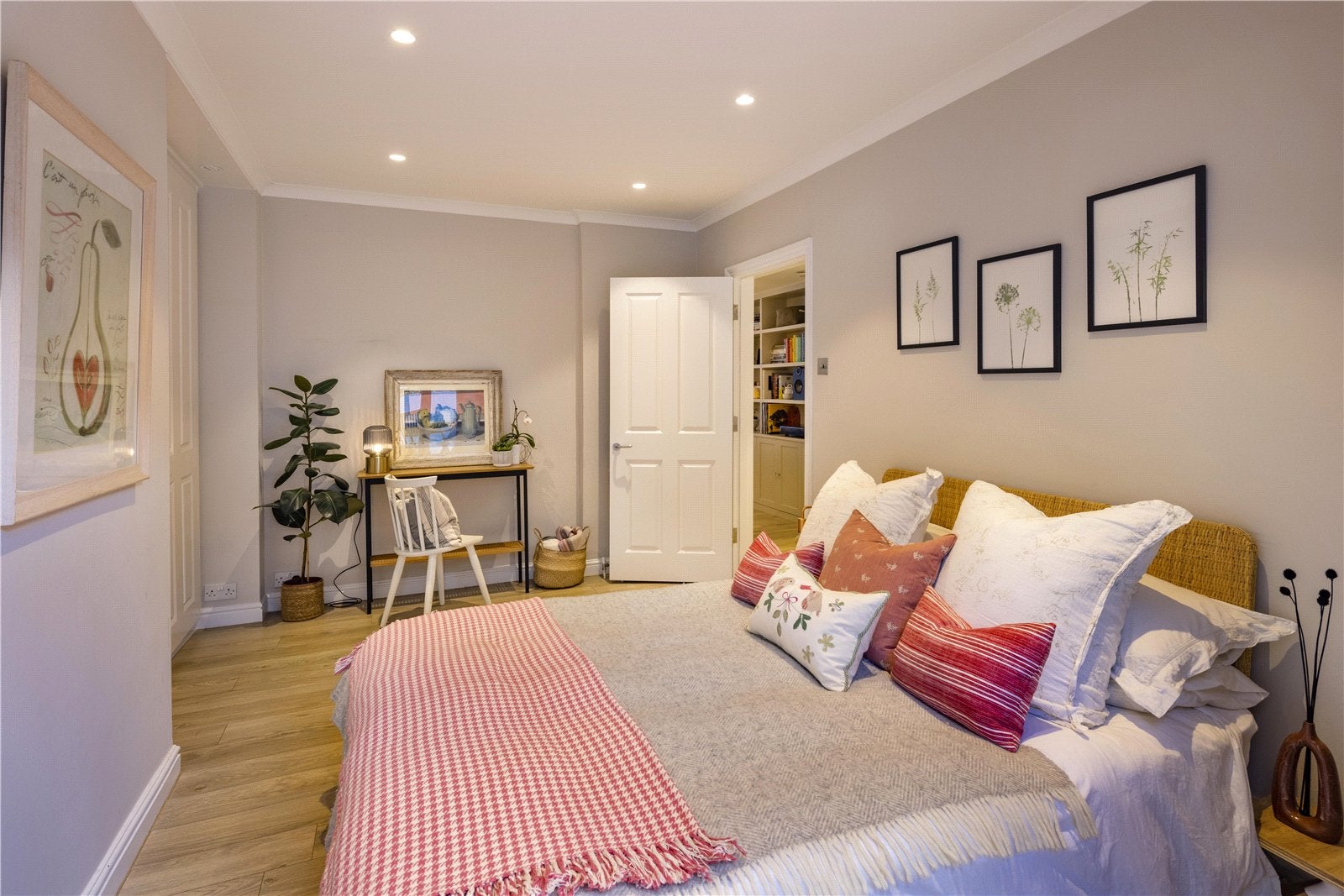 Flat Linden Gardens in Greater London