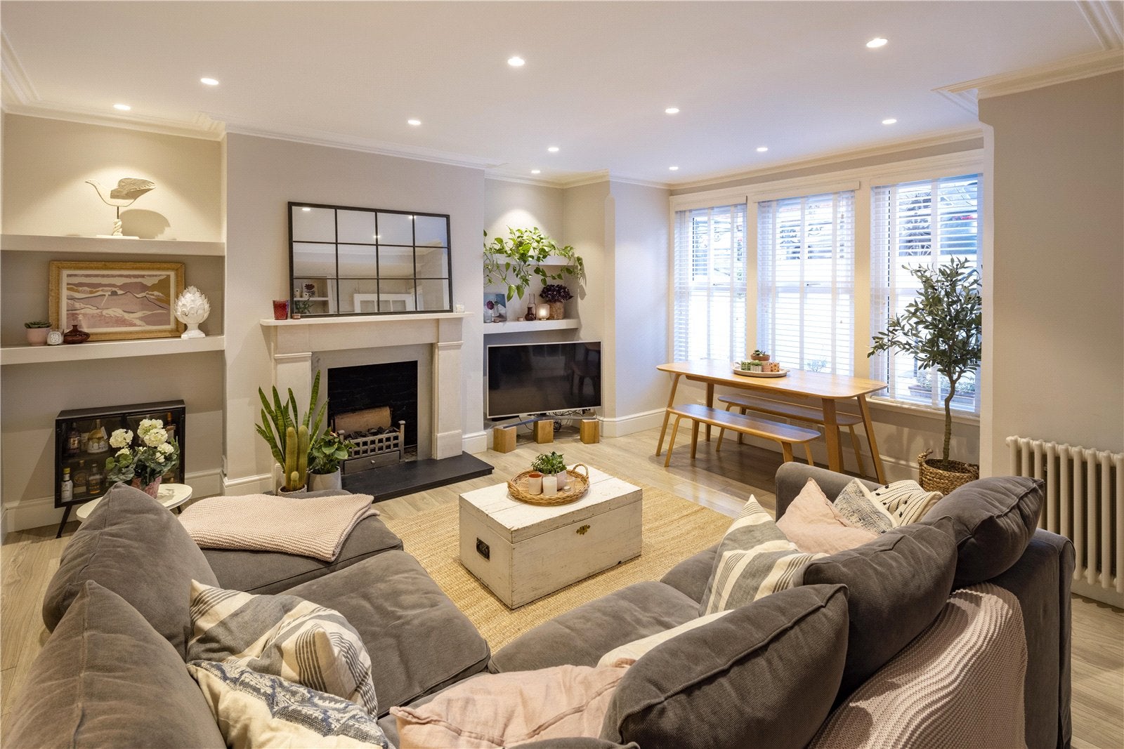 Flat Linden Gardens in Greater London