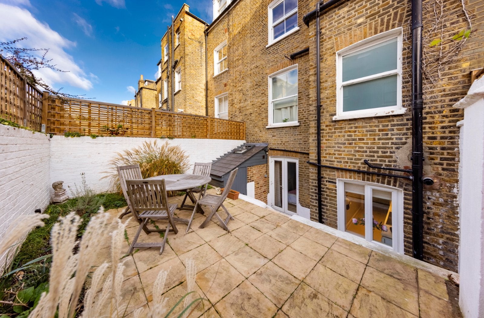 Flat Linden Gardens in Greater London